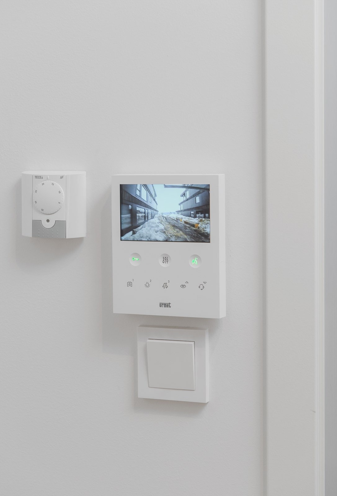 I gangen er det montert svarapparat med kamerafunksjon og fjernåpning av inngangsdør slik at man kan se hvem som ringer på før man åpner. Galleribilde