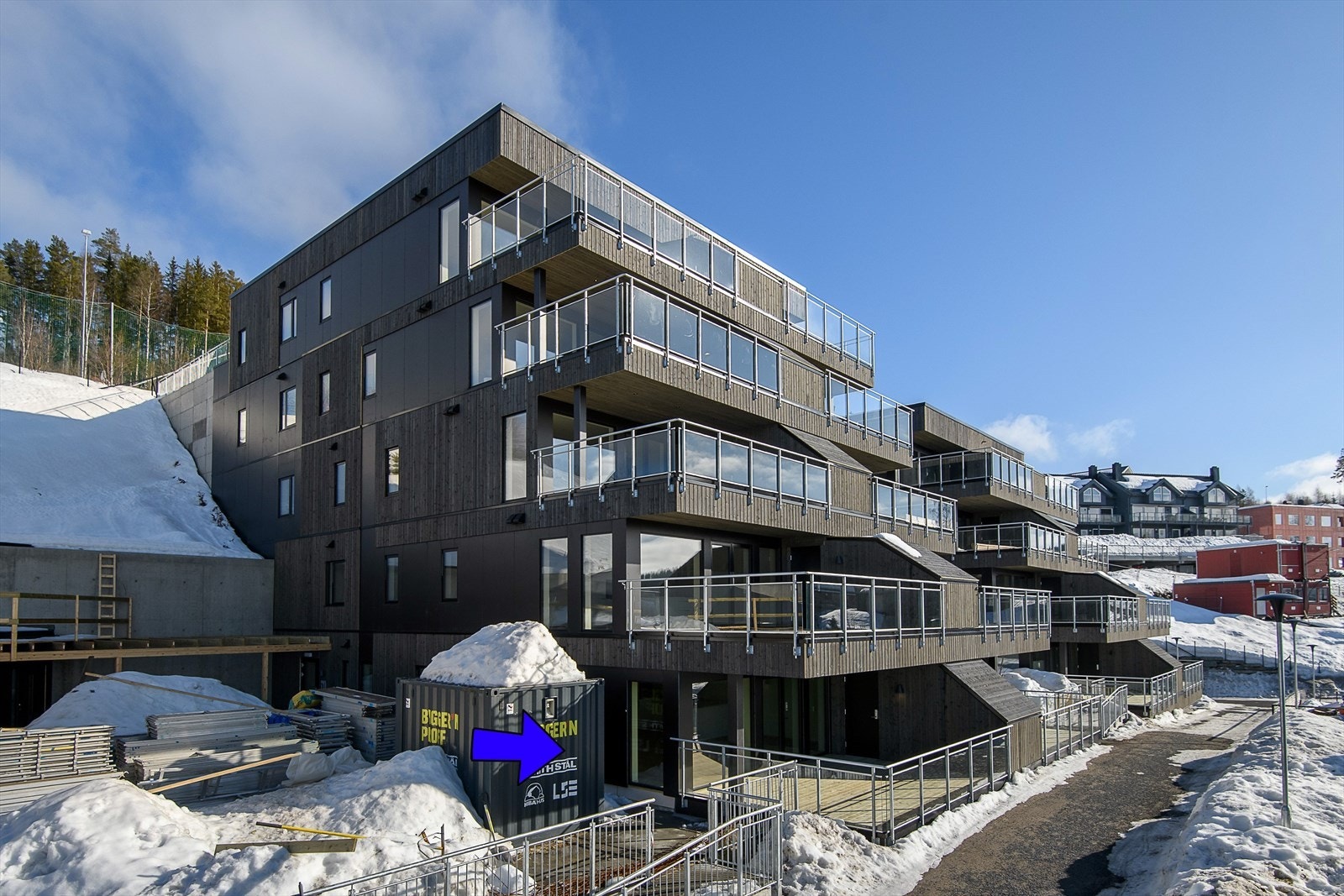 Den store terrassen er delvis overbygget og delvis åpen. Her kan man nyte lange, varme dager i solen. Galleribilde