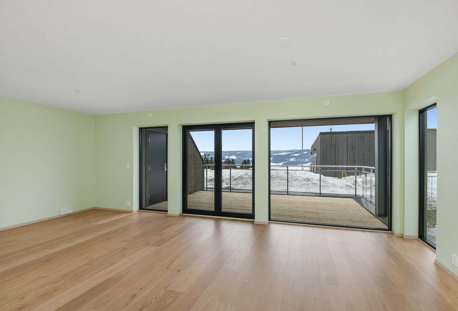 Stilrent med listefri overgang mellom vegg og himling, samt listefritt rundt vinduer og dører i stuen. Galleribilde