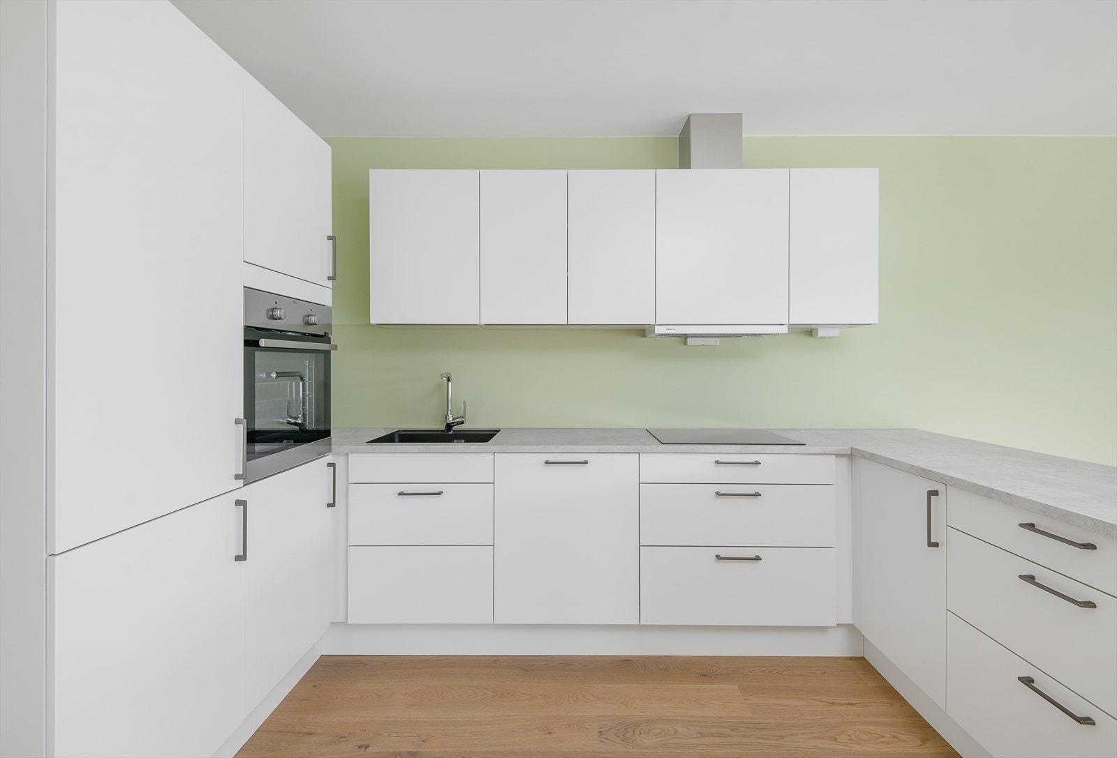 Velkommen til Sæterhagen og denne nye og innflytningsklare leiligheten som ligger i byggets 1. etasje. Kjøkkeninnredningen fra HTH består av underskap, skuffer og veggskap med fronter i hvit utførelse. Galleribilde