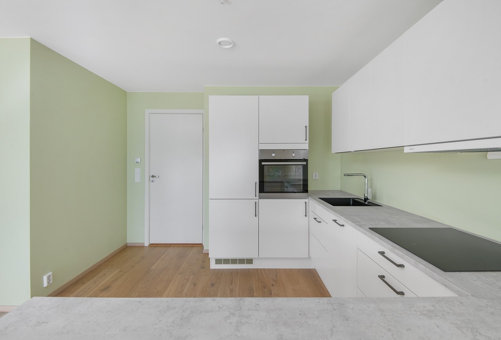 Integrerte hvitevarer som stekeovn, induksjonstopp, oppvaskmaskin og kombiskap (kjøl/frys) medfølger. Galleribilde