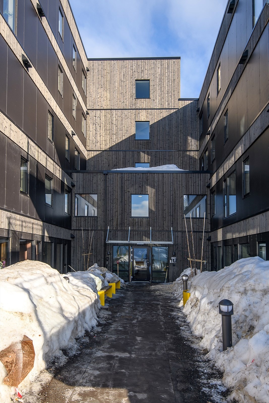 Hovedinngang med hellelagt og opplyst adkomstveg. Galleribilde