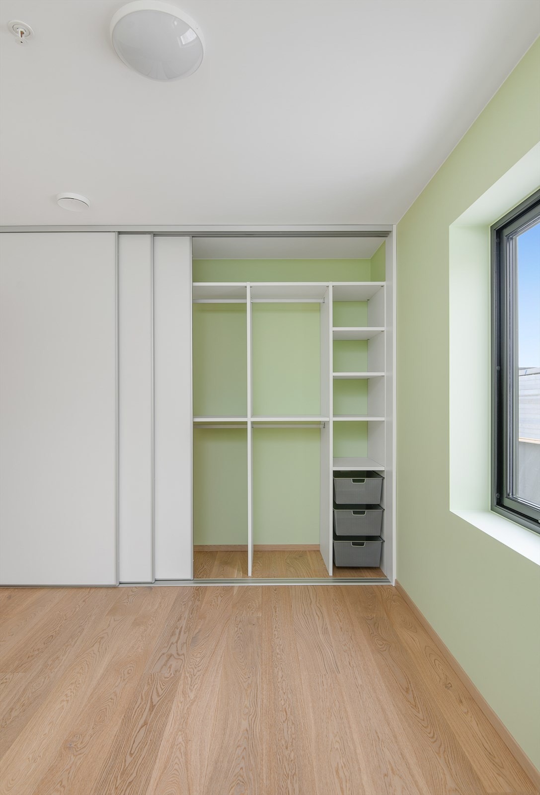 Hovedsoverom med skyvedørsgarderobe Galleribilde