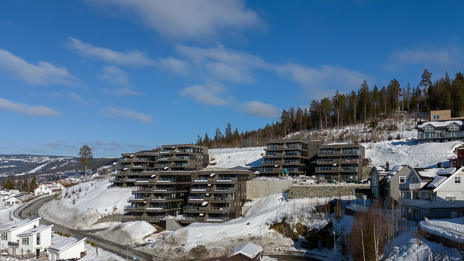 Velkommen til Sæterhagen og denne nye og innflytningsklare leiligheten som ligger i byggets 1. etasje. Galleribilde