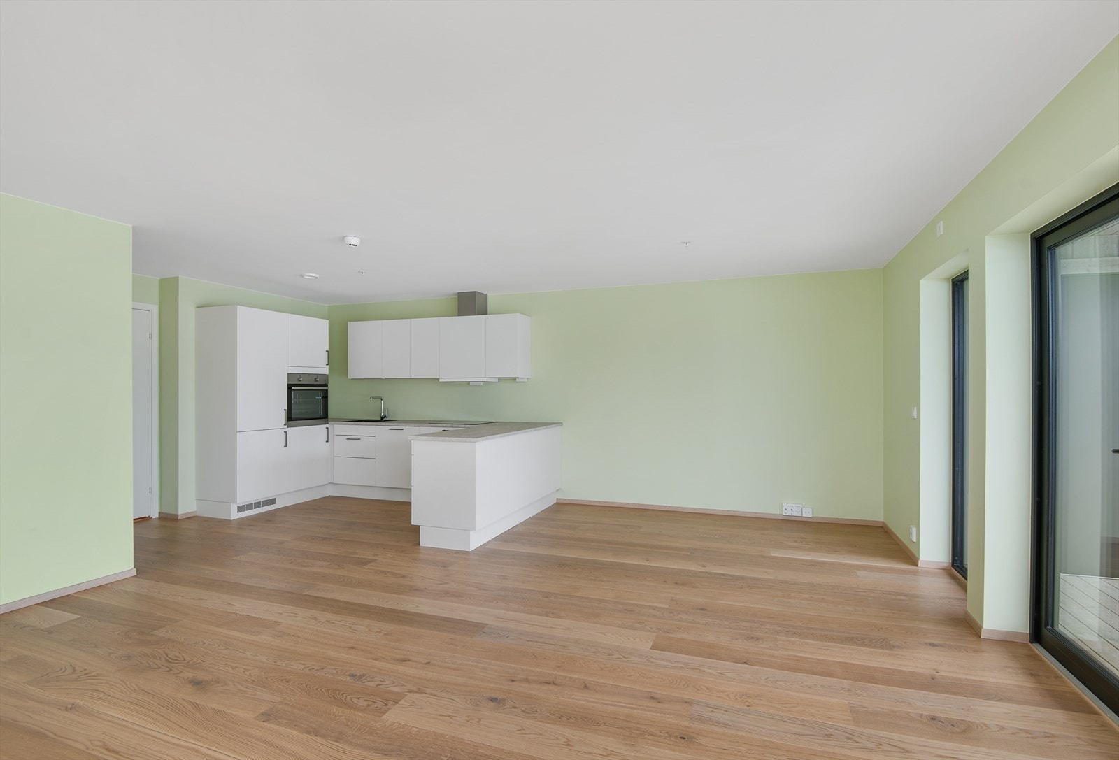 Oppholdsrommets romslige og gode planløsning gir plass for både spiseplass, salong og annet møblement. Galleribilde