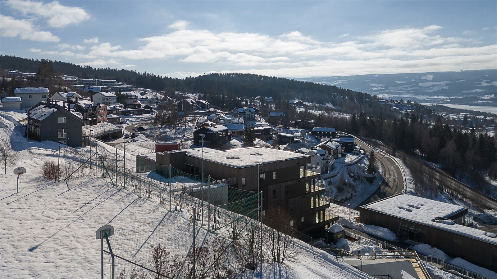Stor lekeplass på baksiden av sameiet. Trinn 1 har utgang på baksiden av bygget, slik at det er enkelt å komme seg ut i naturen. Galleribilde