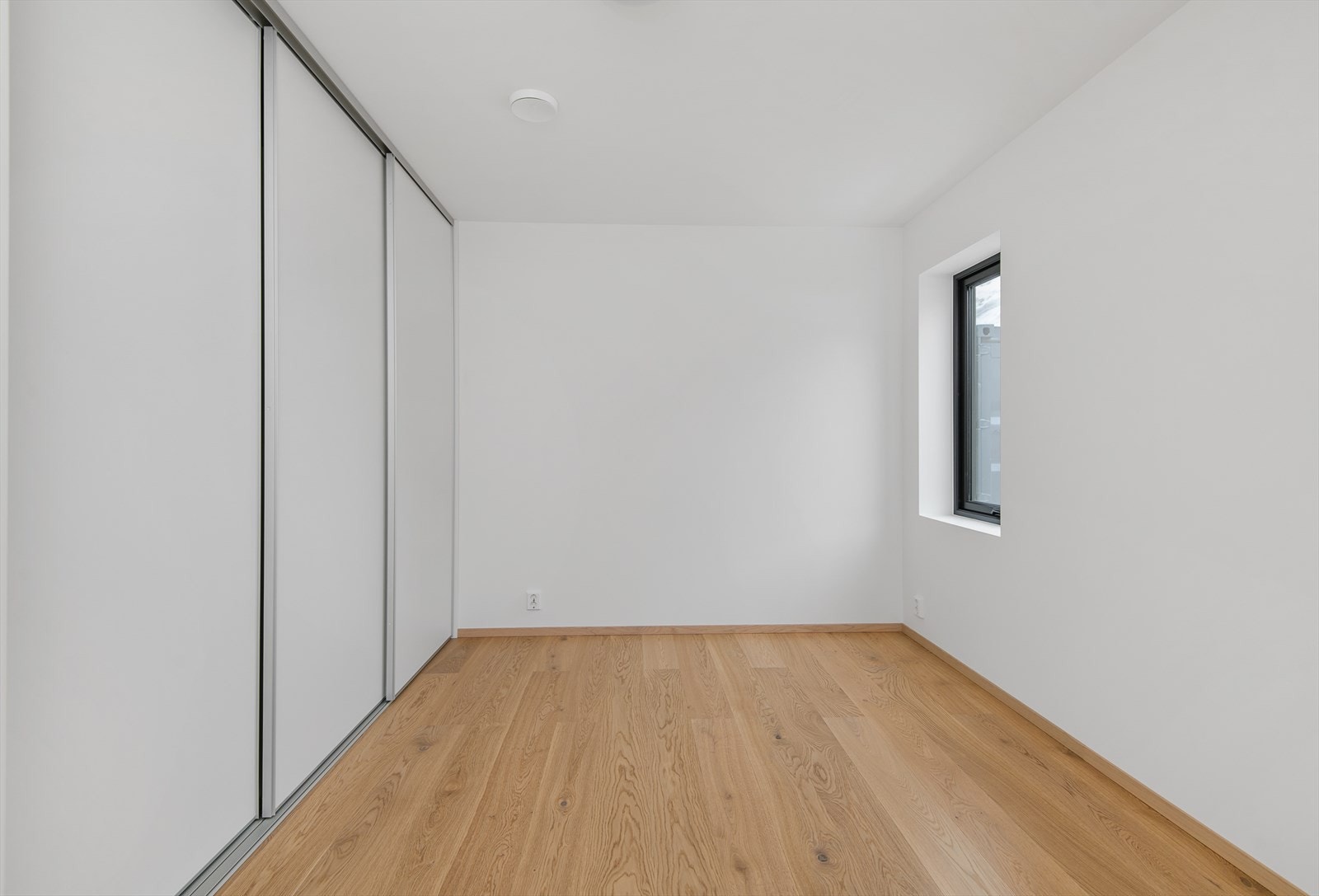 Soverom nr 2 har også skyvedørsgarderobe Galleribilde