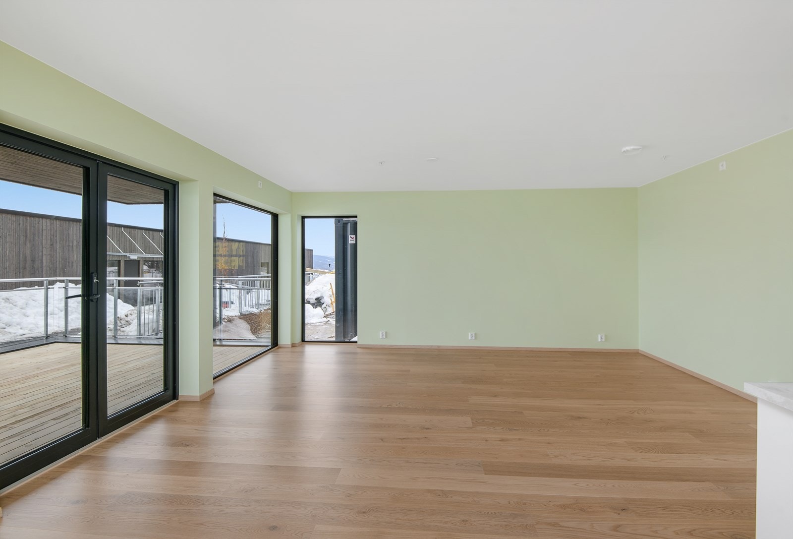 De store vindusflatene på stuen sørger for mye lys og flott utsikt fra hele rommet. Galleribilde