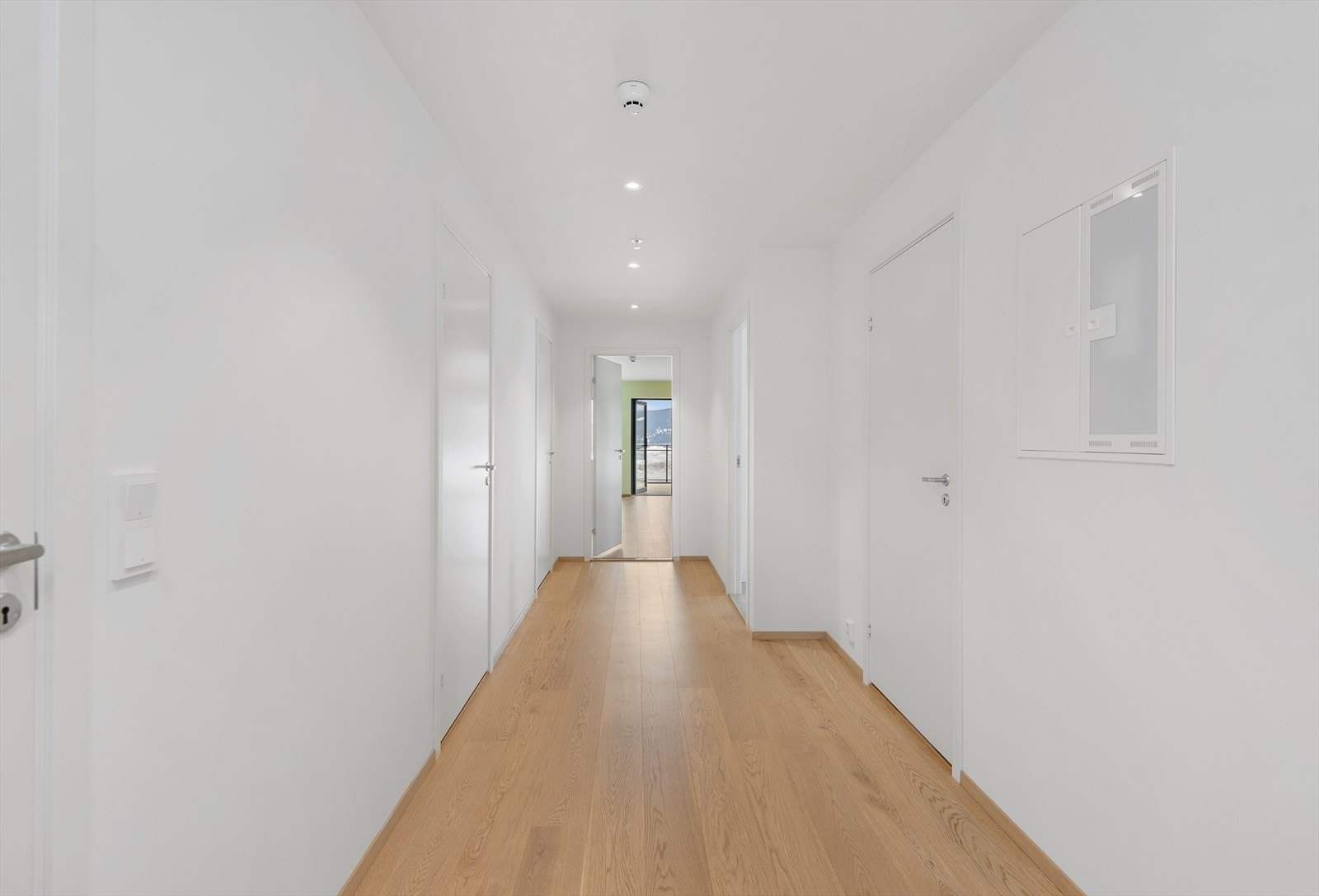 Gang som fordeler til 2 bad og vaskerom til venstre, og to soverom til høyre. Galleribilde