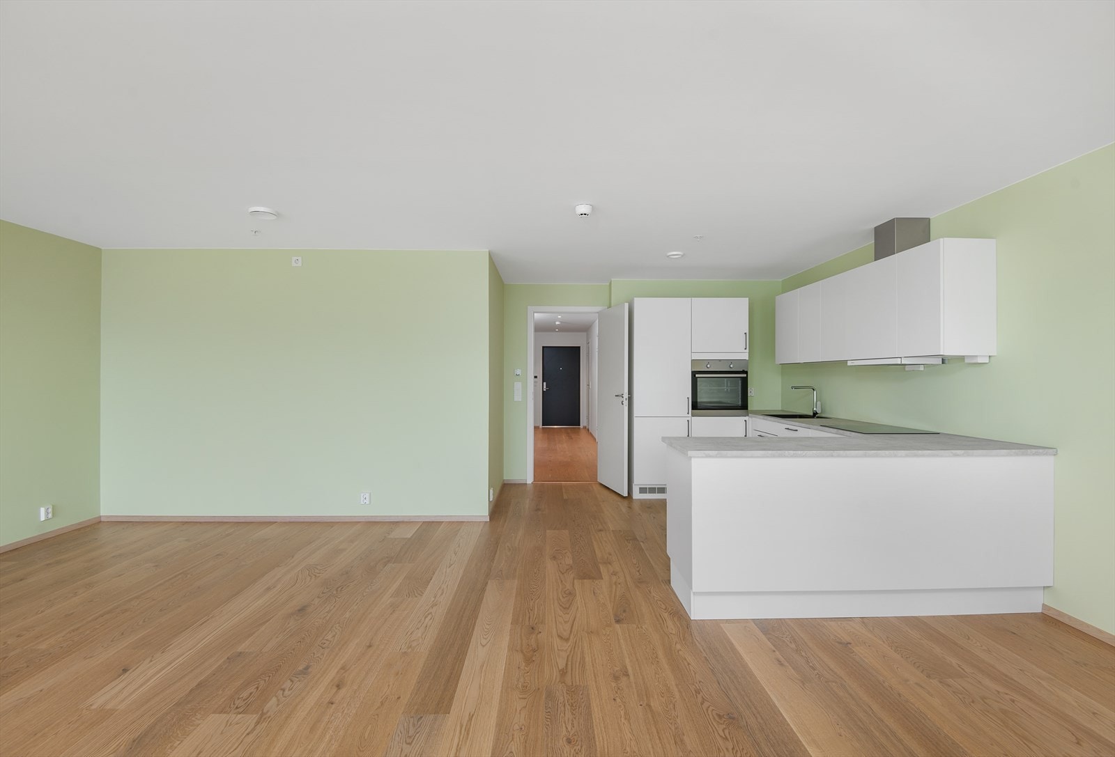 Gulvene i leiligheten er kledd med enstavs parkettgulv som er holdt i varme fargetoner. Galleribilde