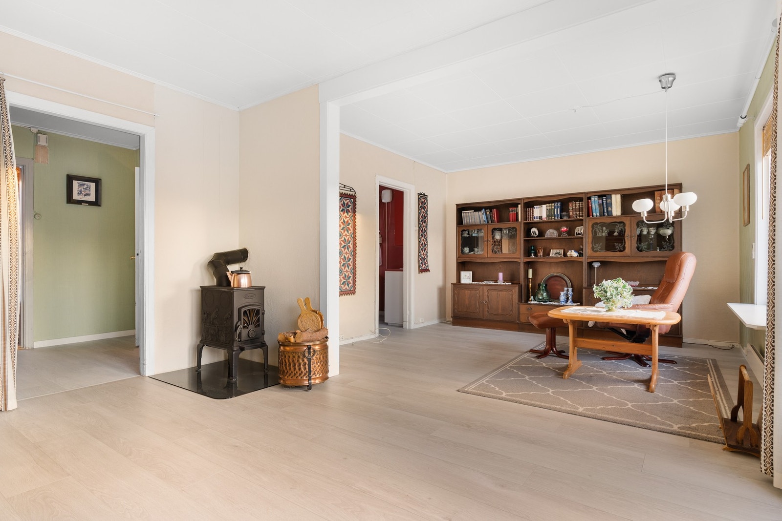 Boligen varmes opp via panelovner, varmepumpe og vedfyring Galleribilde