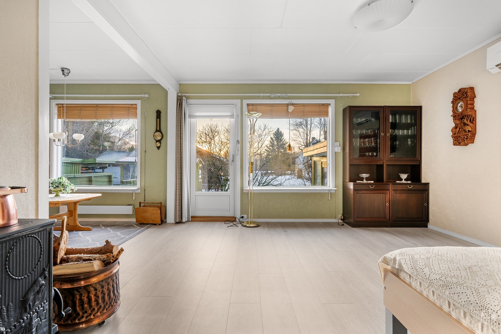 Hyggelig og lys stue på totalt 28 kvm. med utsyn mot hagen Galleribilde