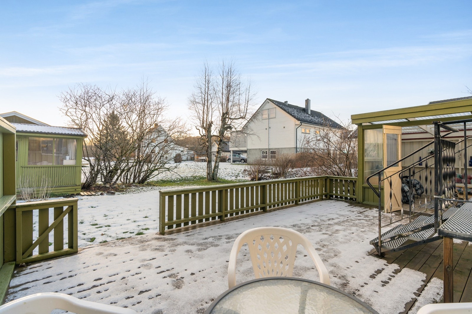 Sørvendt veranda med utgang til stor hage Galleribilde