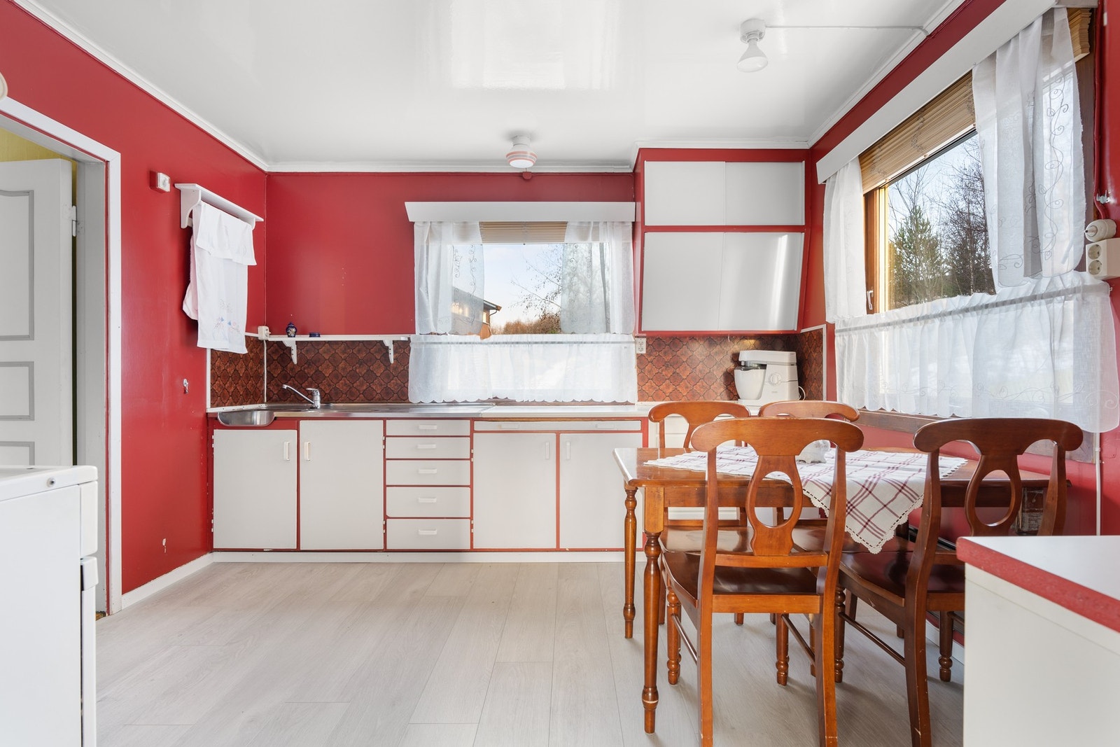 Rommet er på 11,9 kvm. og har god plass til spisegruppe Galleribilde