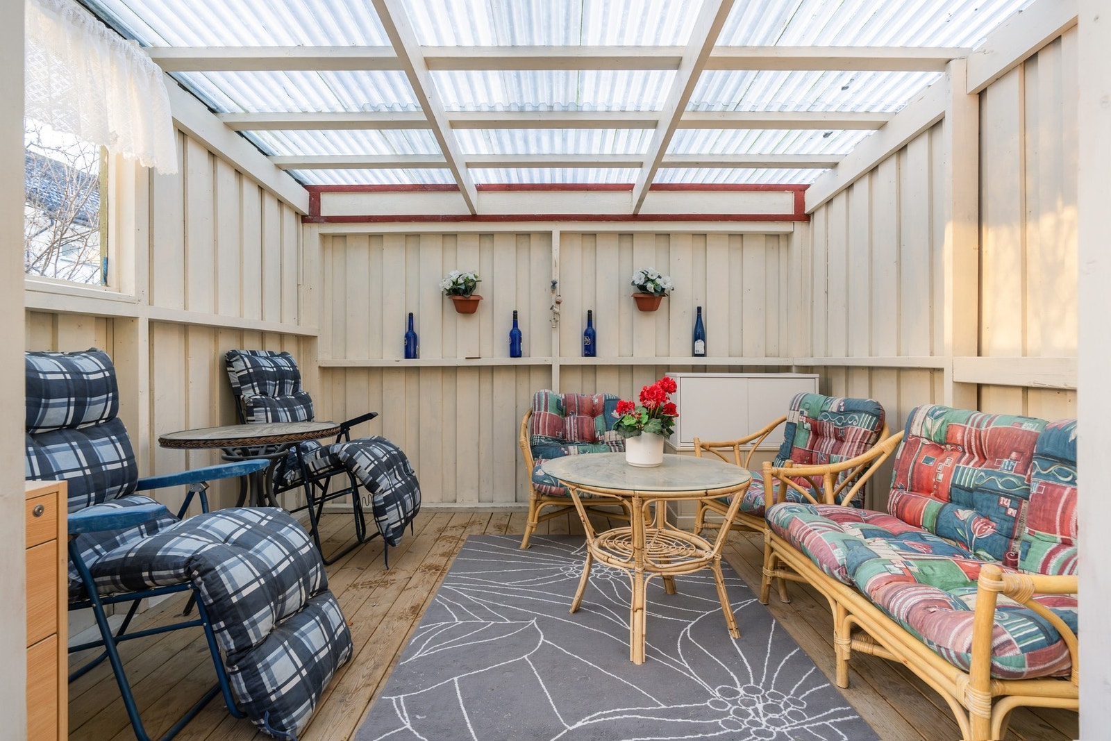 Hyggelig hagestue med adkomst via verandaen Galleribilde