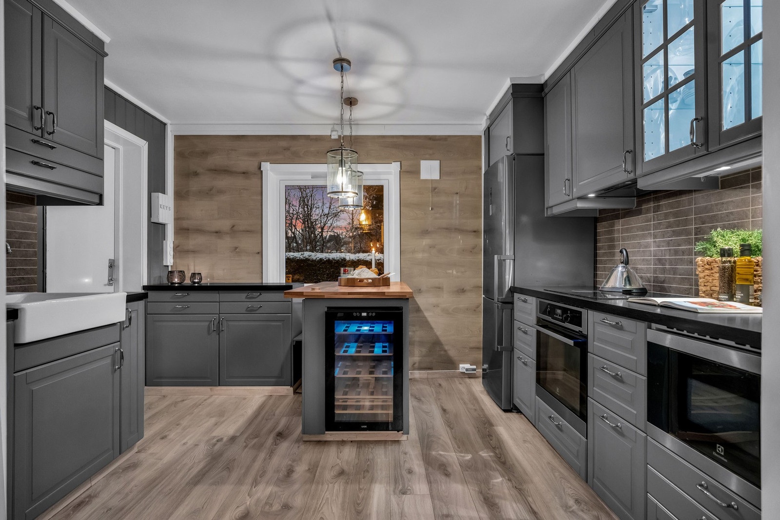 Stort og fint kjøkken med rikelig av oppbevaringsplass. Galleribilde