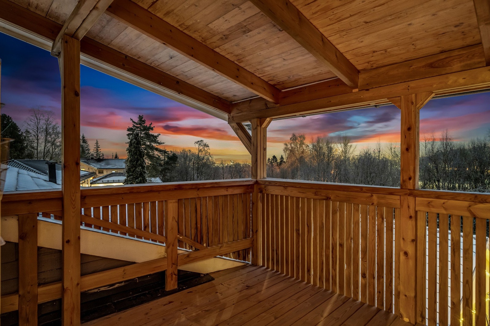 Overbygd balkong på ca. 10 kvm beliggende i boligens 2.etasje. Galleribilde