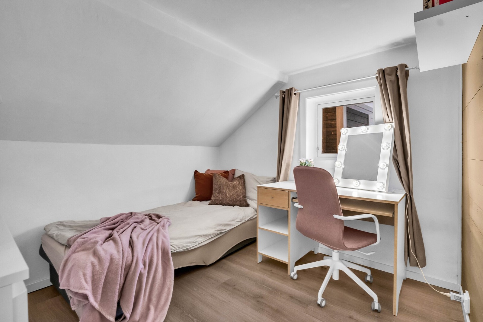 I kjeller er det to rom som i dag er innredet som soverom. Det gjøres oppmerksom på at rommene ikke er godkjent for varig opphold. Galleribilde