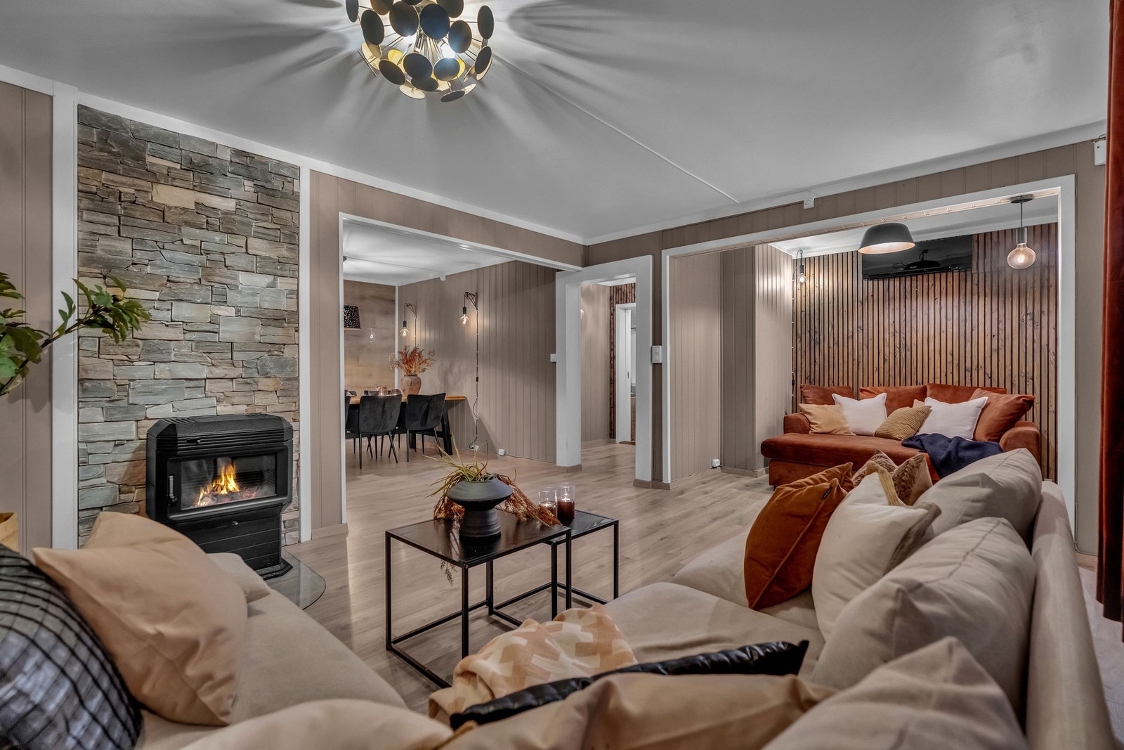 Koselig stemning ved peisen på en kald vinterdag. Galleribilde