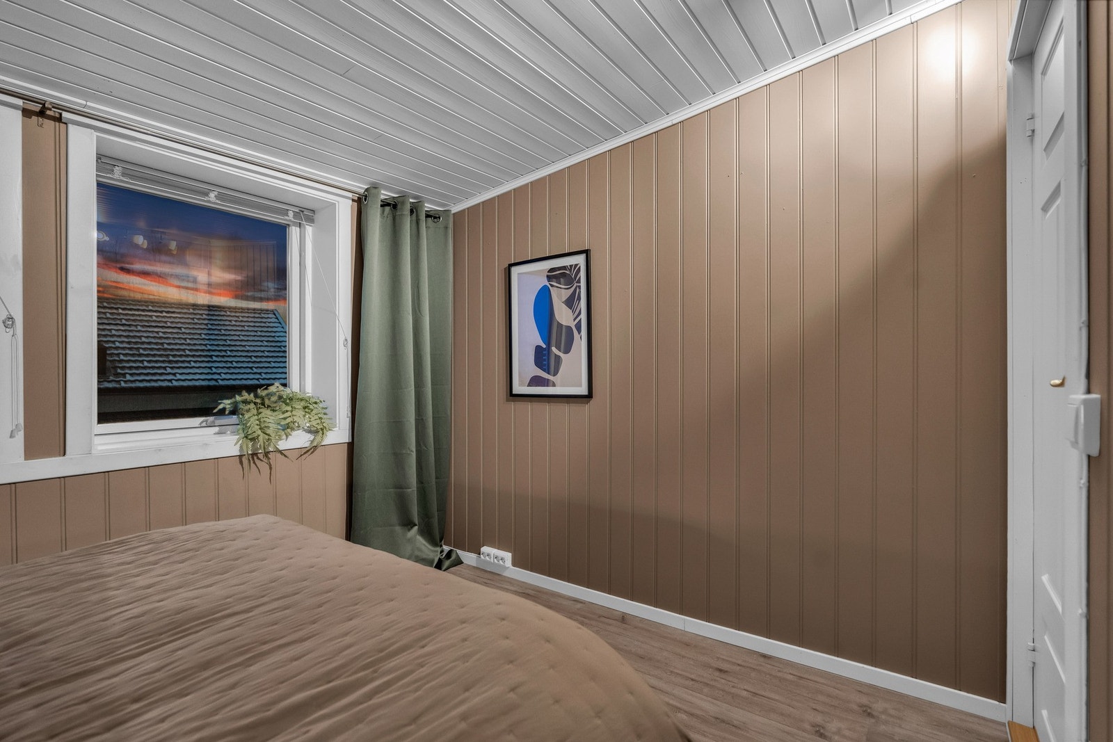 Her har du god plass til stor dobbeltseng med tilhørende nattbord. Det er også muligheter for garderobeløsning. Galleribilde