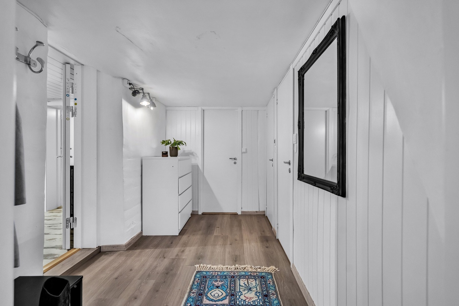 Etasjen er malt i lyse farger som gir et moderne utseende. Galleribilde