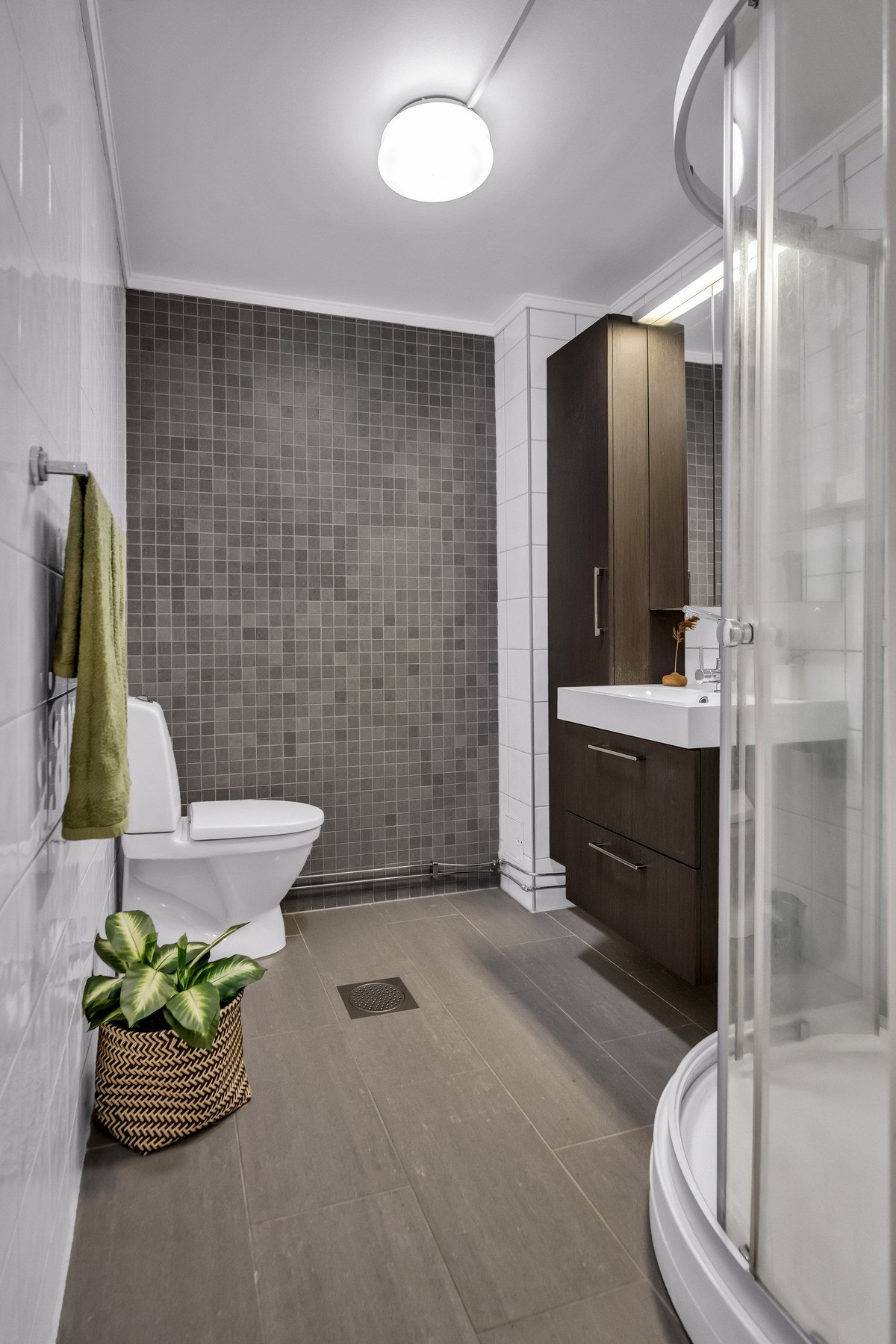 Flislagt gulv med gulvvarme og flislagte vegger. Galleribilde