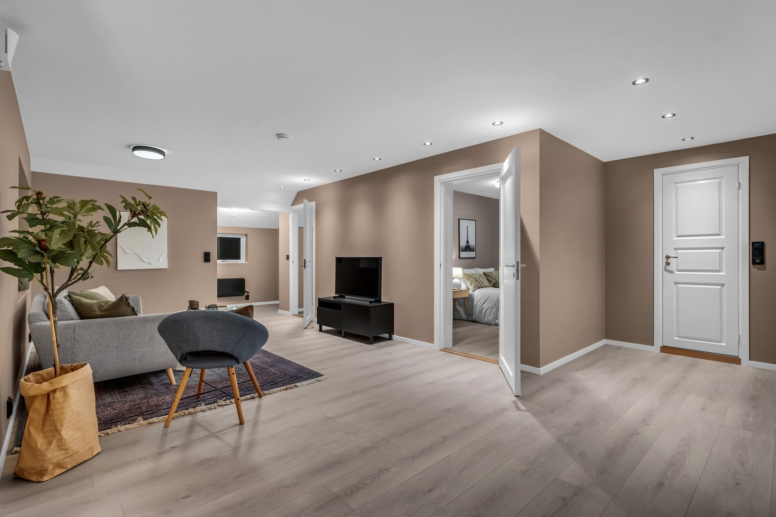 Etasjen er rehabilitert i 2022, bortsett fra badet. Galleribilde