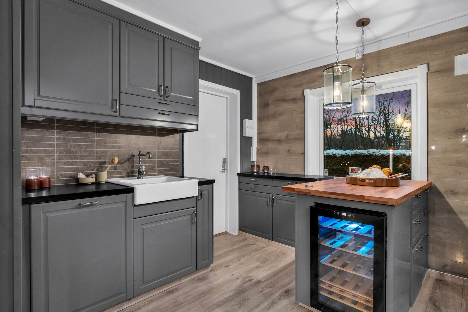 Et moderne kjøkken med plass til matlaging og samvær. Galleribilde