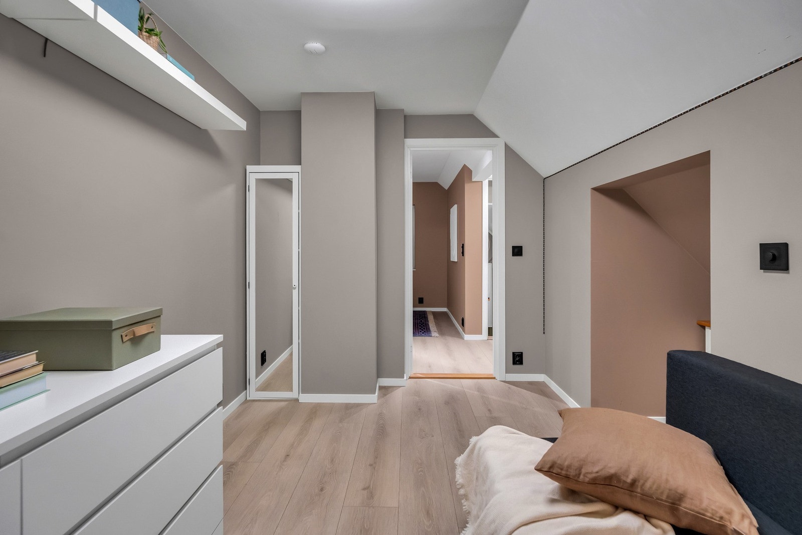 Her har du god plass til seng og tilhørende soveromsmøbler. Galleribilde