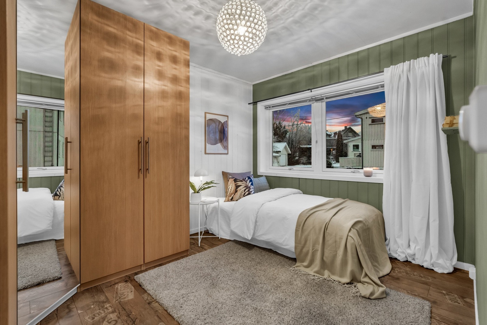 Soverom 2 (1. etasje). Her er det også god plass til dobbelseng. Kan eventuelt benyttes som gjesterom og kontor. Galleribilde