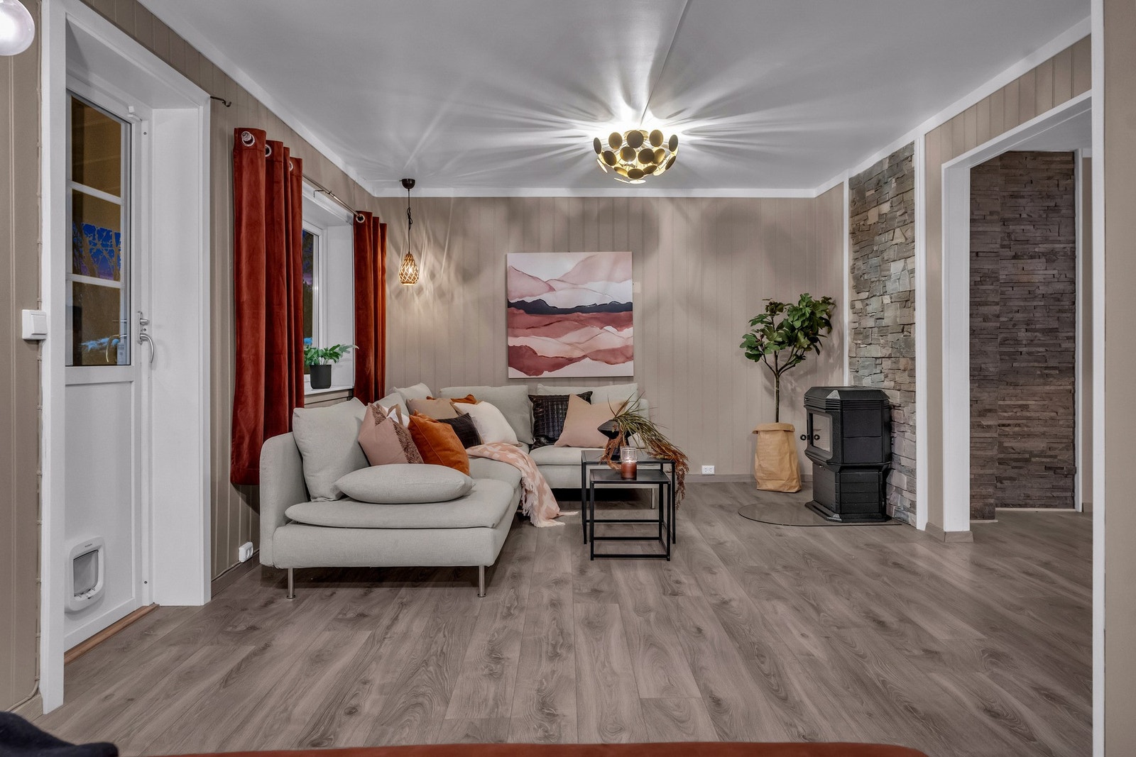 Stuen er også utstyrt med peis. Galleribilde