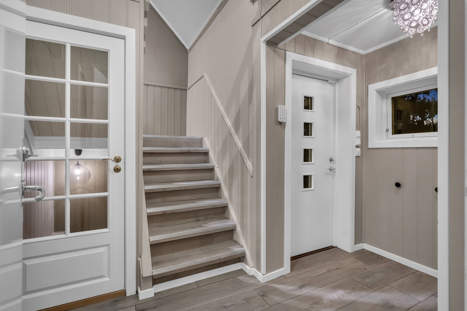 Felles entré for 1. og 2. etasje, samt trapp ned til kjeller. Galleribilde