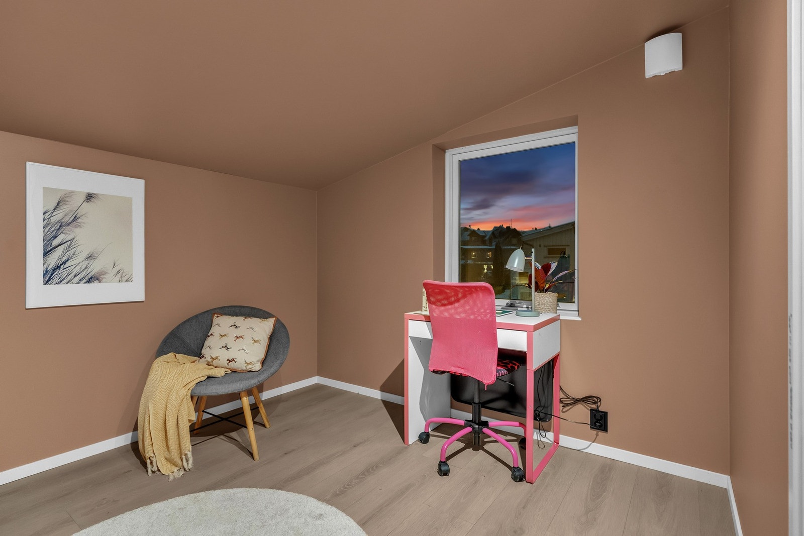 Her har du god plass til seng og tilhørende soveromsmøbler. Galleribilde