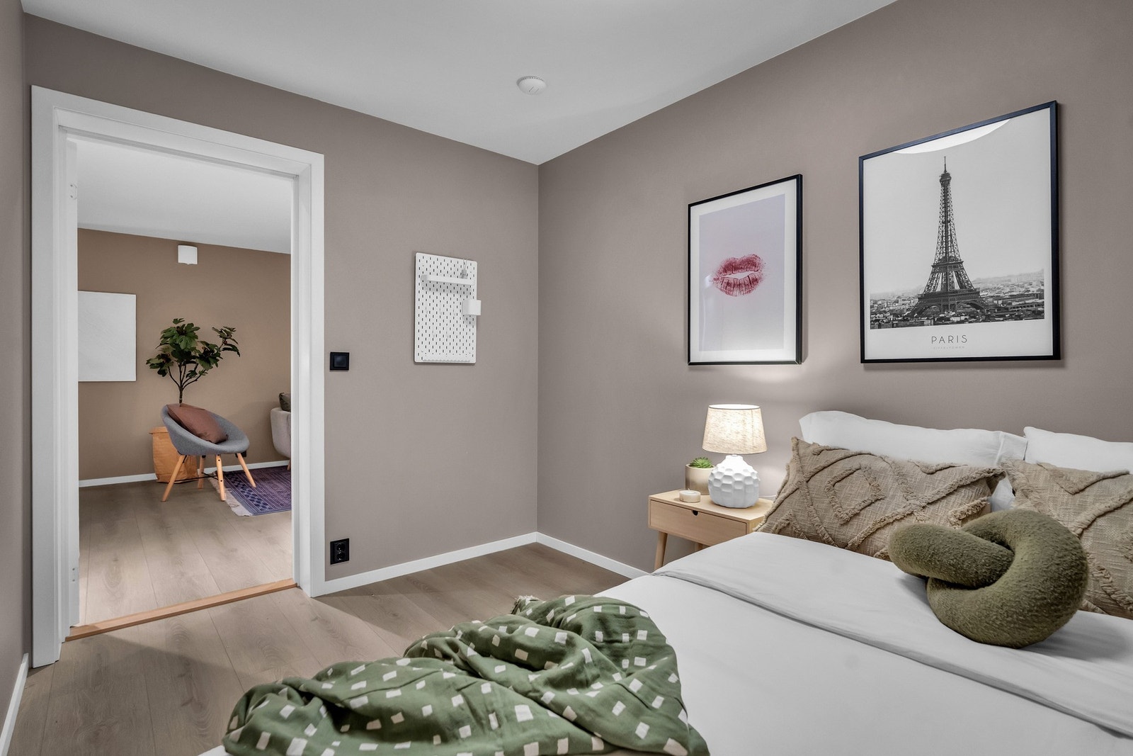 Her har du god plass til seng og tilhørende soveromsmøbler. Galleribilde