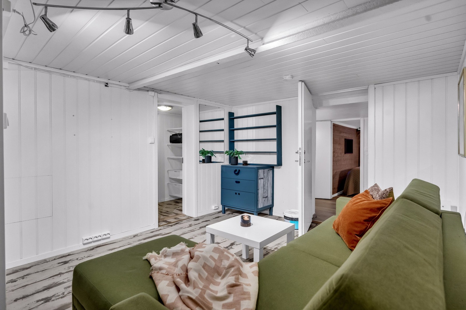 Koslig innredet kjellerstue. Det gjøres oppmerksom på at rommet ikke er godkjent for varig opphold. Galleribilde