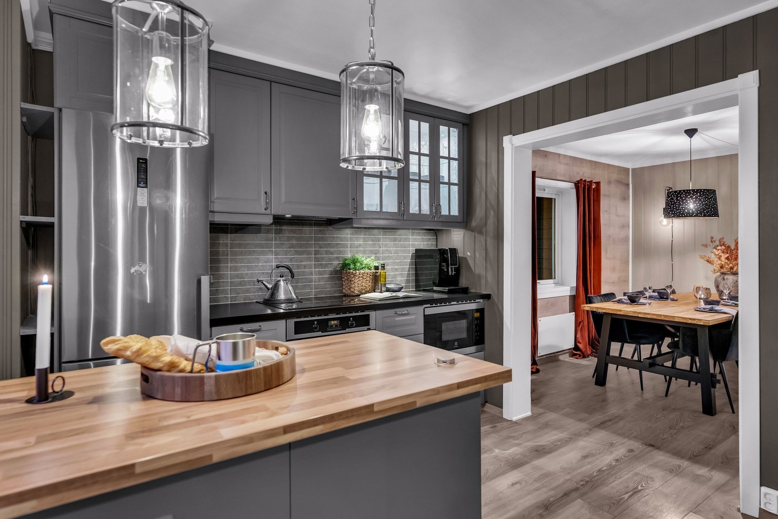 Kjøkken ligger i åpen løsning med stuen som er delt i tre soner. Galleribilde