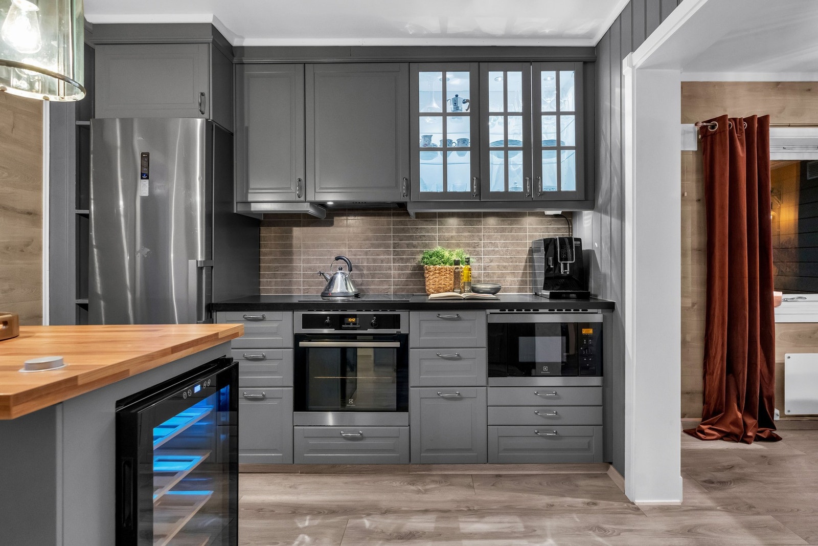 Benkeskapsbelysning som gir kjøkkenet et moderne utseende. Galleribilde