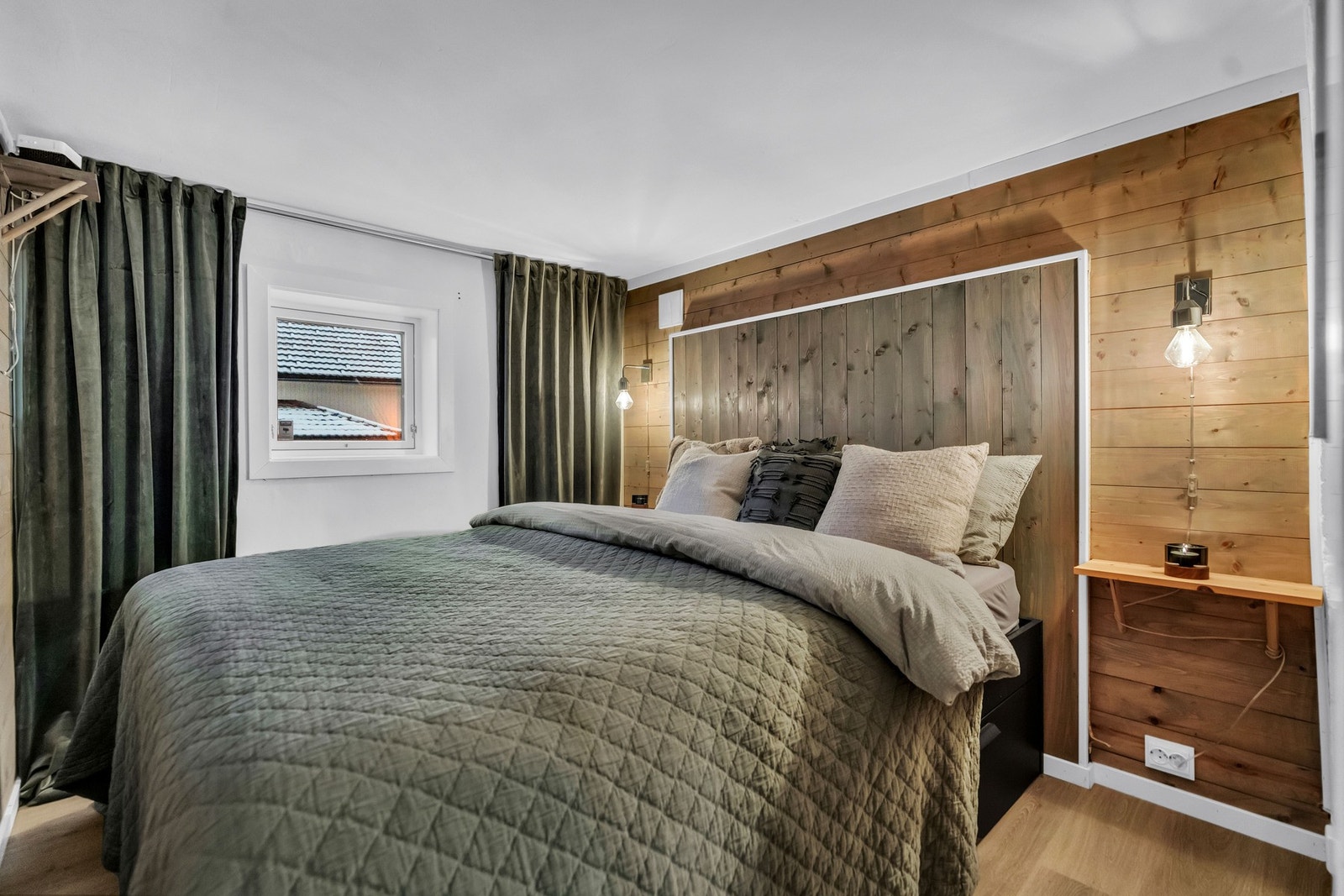 I kjeller er det to rom som i dag er innredet som soverom. Det gjøres oppmerksom på at rommene ikke er godkjent for varig opphold. Galleribilde