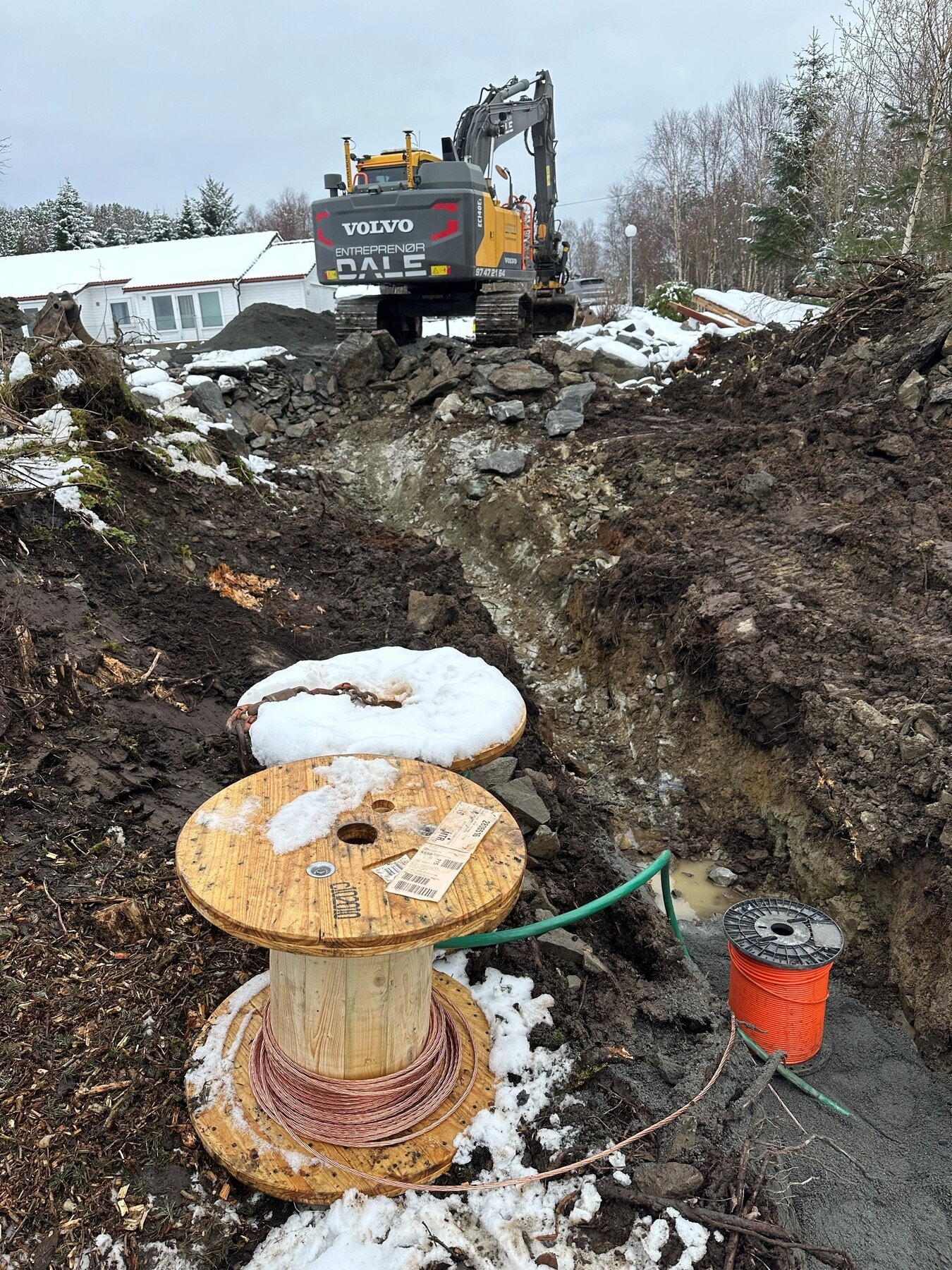 Vedlagt bilde av ledningen til vann og strøm som ligger like ved. Galleribilde