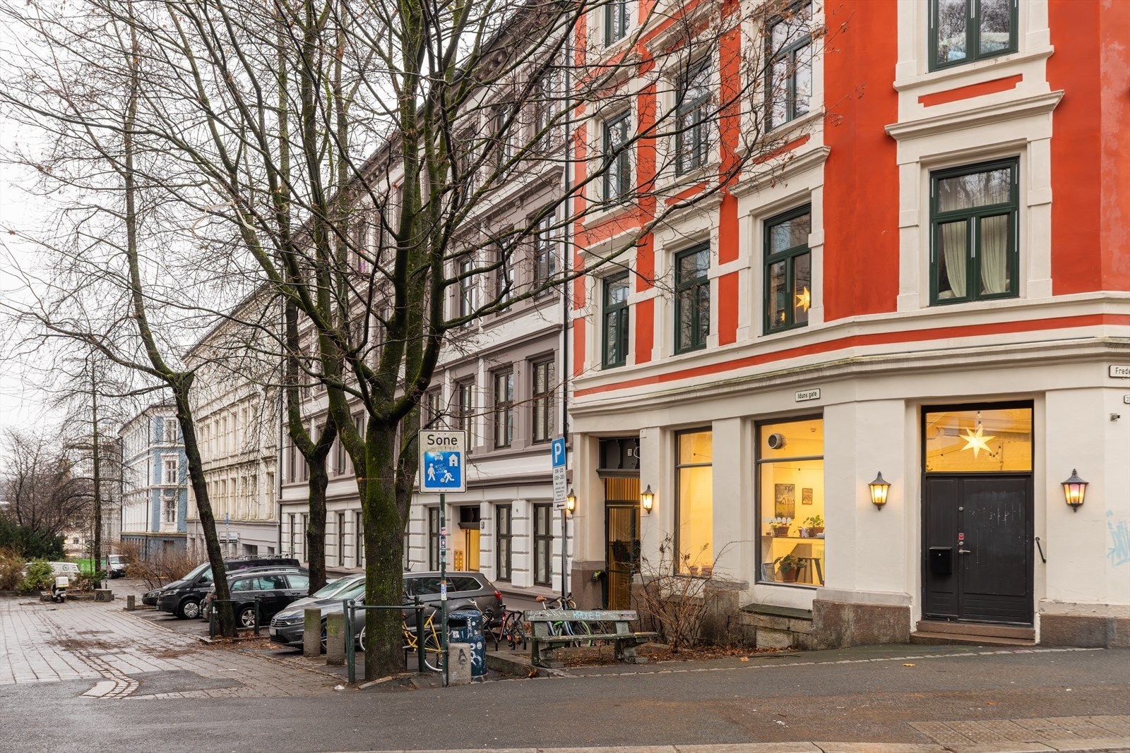 I nabolaget finner man idylliske Damstredet med sine sjarmerende småhus. For å bedre ivareta de myke trafikantene er flere nabogater gjort om til hyggelige miljøgater med brosteinsbelagte parkeringsarealer, brede fortau og beplantning i form av trær, busk Galleribilde