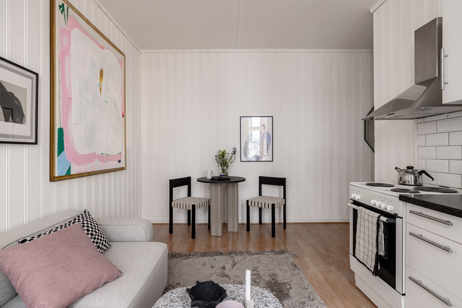 Flott og sosial åpen løsning mellom stue og kjøkken. Galleribilde