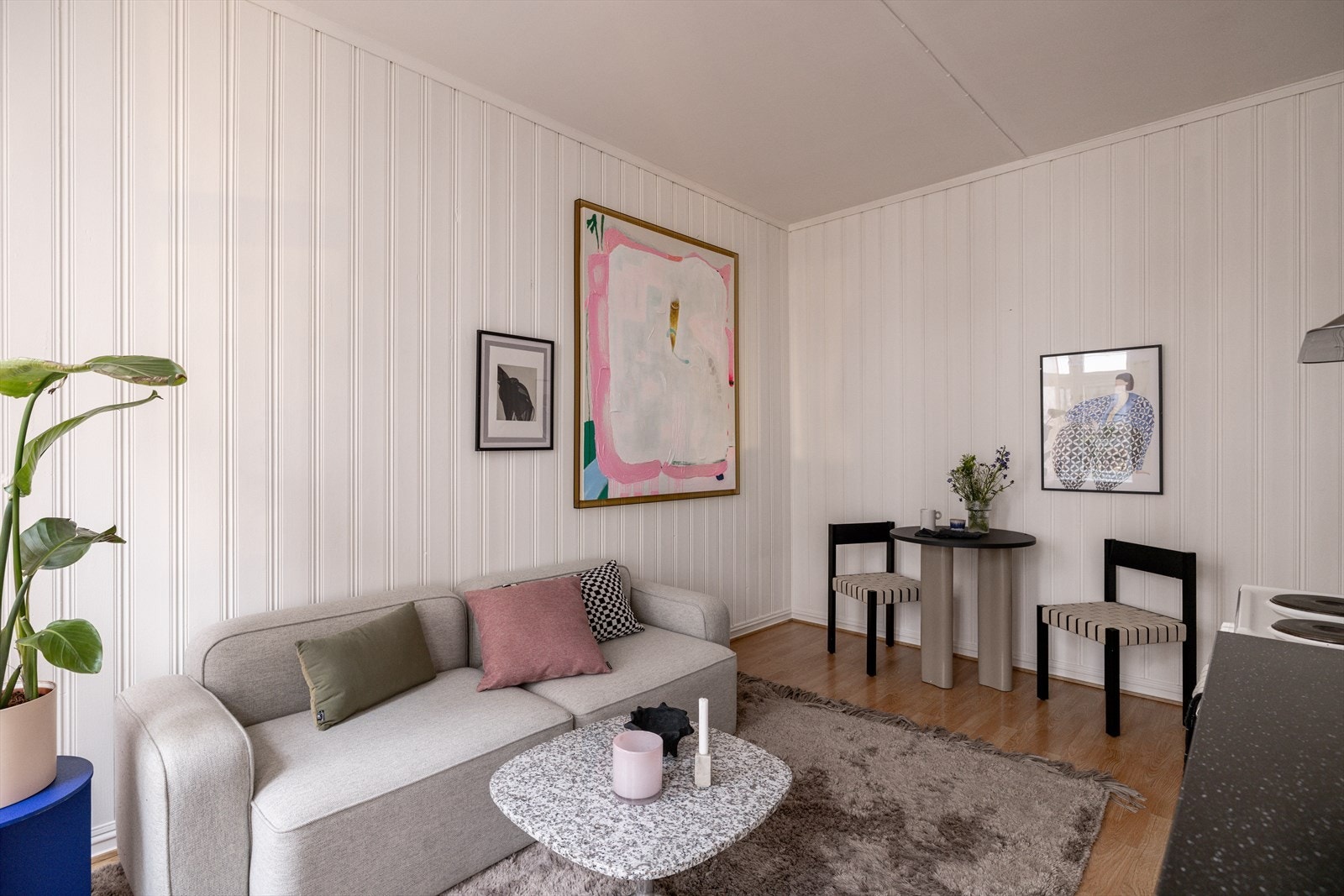 Stuen har god plass til å etablere flere hyggelige soner, perfekt for både avslapning og sosiale sammenkomster. Galleribilde