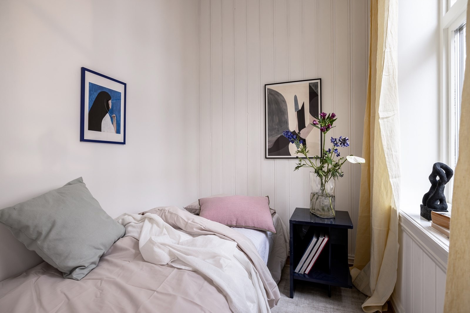 God plass til å møblere med seng og nattbord. Galleribilde