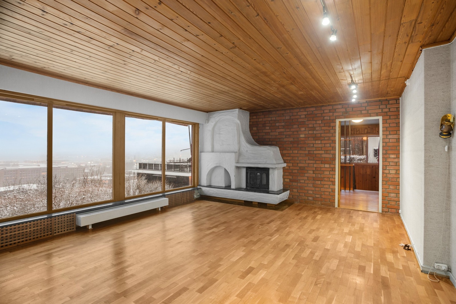 Stue 1 - ca 26 kvm. Oppvarming fra varmepumpe (2019) og vedfyring Galleribilde