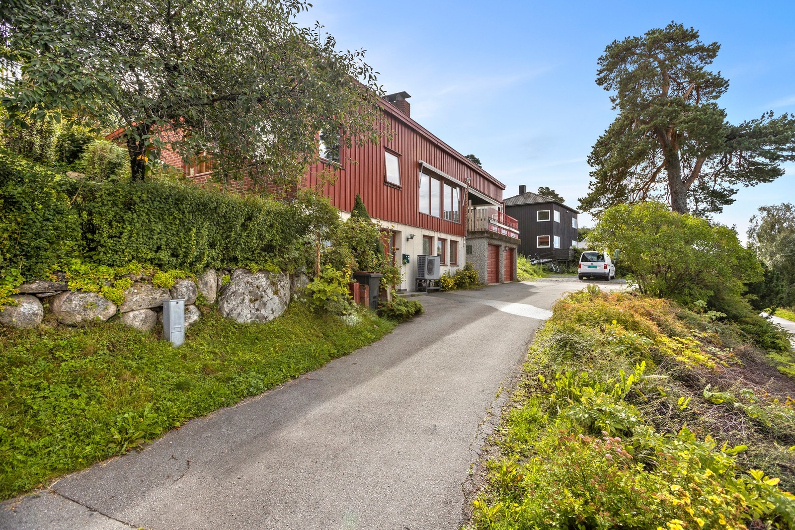 Naboeiendom har tinglyst adkomstrett over eiendommen. Galleribilde