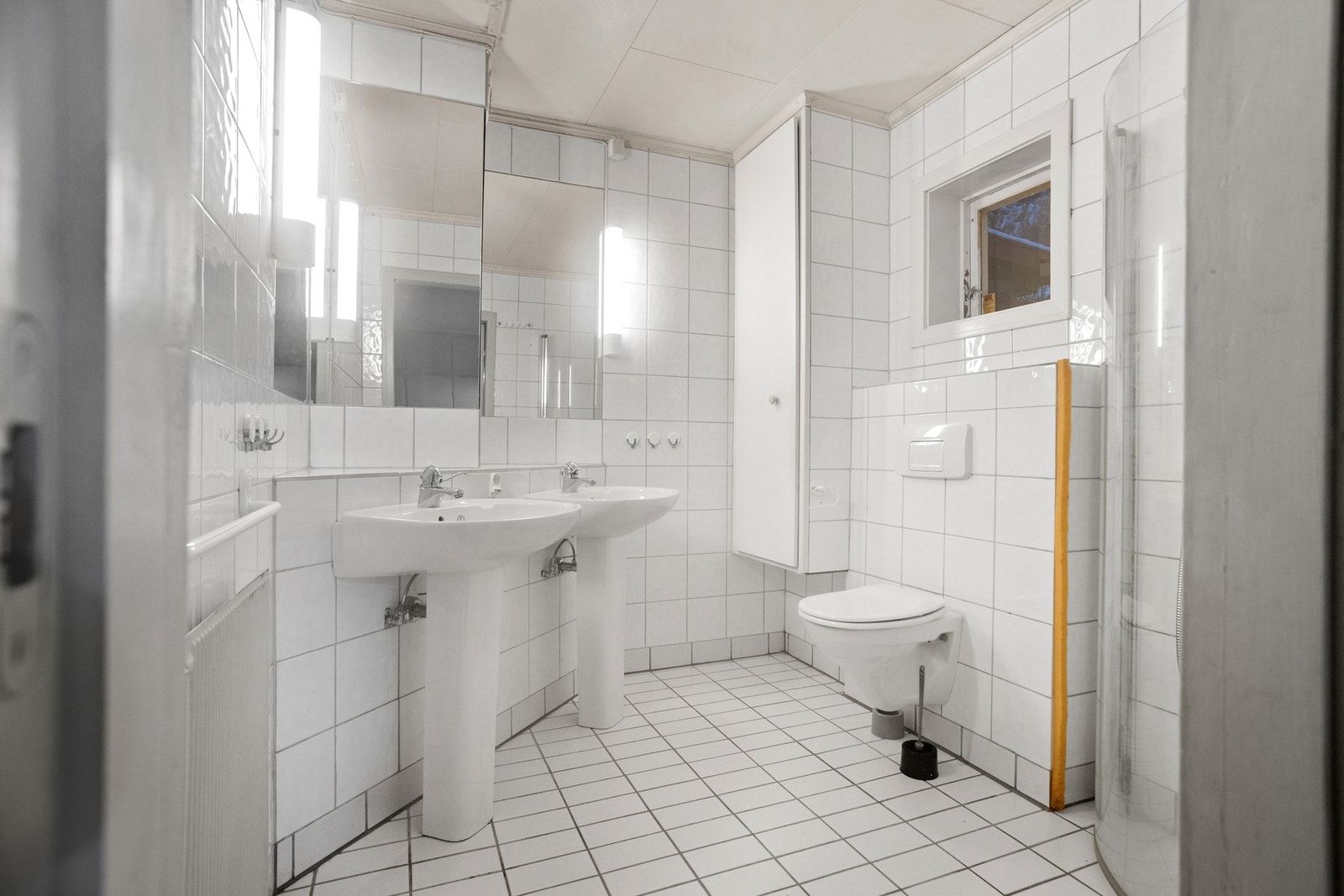 Bad/WC - ca 5 kvm. Utstyrt med to servanter, toalett og innfellbare dusjdører Galleribilde