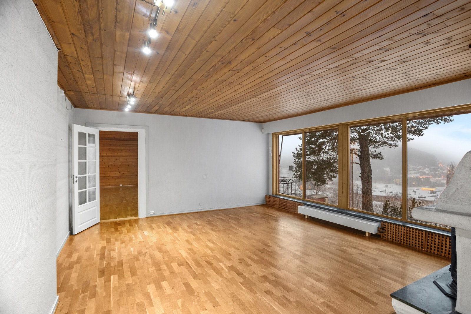 Store vindusflater som lar utsikten stå i fokus, samt sikrer gode lysforhold! Galleribilde