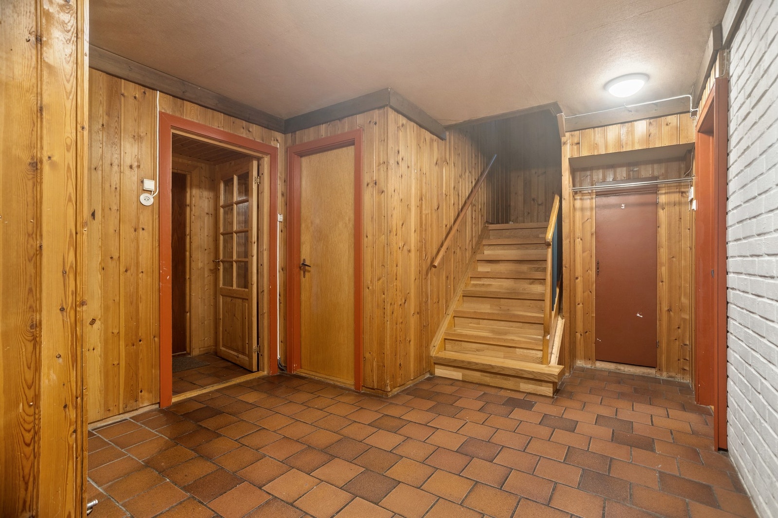 Trapp ned til underetasje. Innredet med tre boder, teknisk rom, bad, WC, vaskerom og to soverom Galleribilde