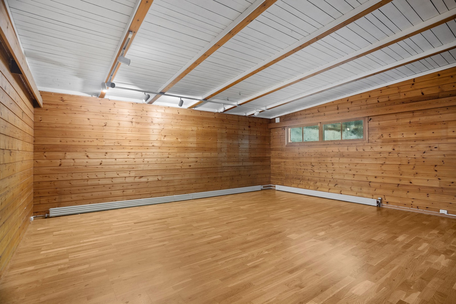 Begge stuene er av raus størrelse og gir mange møbleringsmuligheter Galleribilde