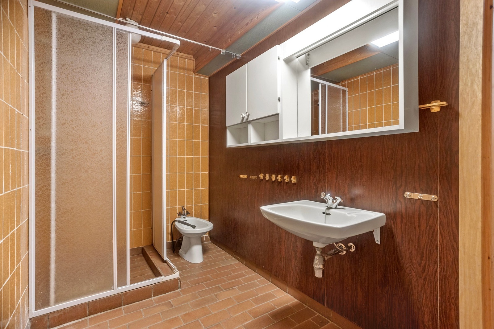 Bad - ca 5,5 kvm. Utstyrt med dusj, bidé og servant Galleribilde